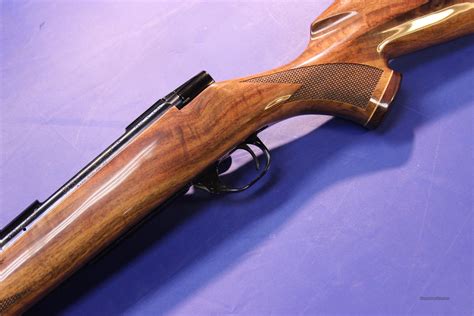 Has about 200 rounds through it, shoots 3/4 MOA very consistently. . Weatherby vanguard deluxe 257 wby mag